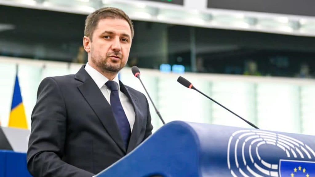 Adrian Axinia (europarlamentar AUR): „Președintele nostru, contestat și posibil infractor, trebuie să fie suspendat și demis.”