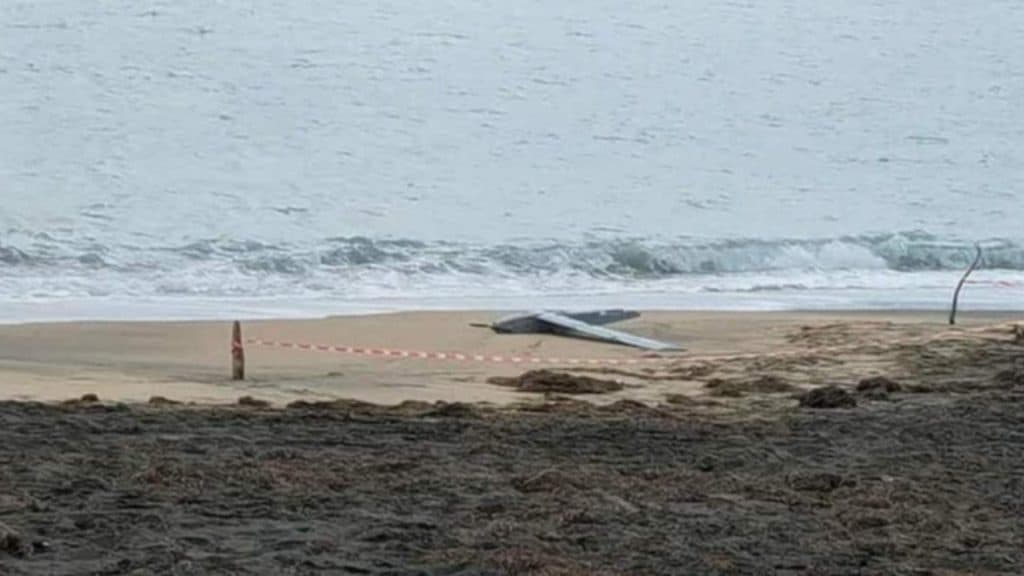 Atenție pe litoralul Mării Negre: O posibilă bucată de dronă a fost găsită pe plaja din Mamaia