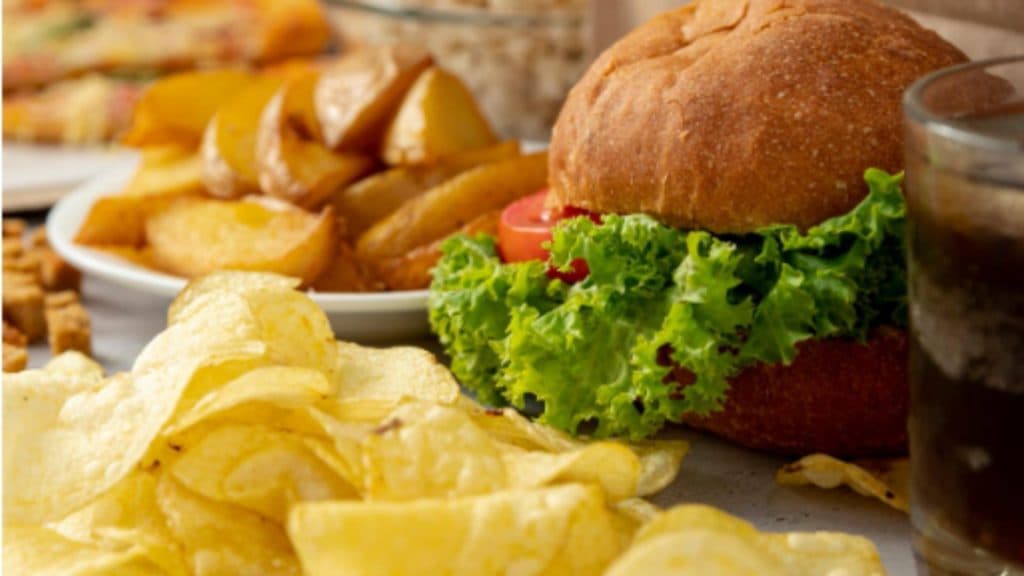 Mesele de seară: Alimentele pe care ar fi bine să le eviți și efectele lor surprinzătoare