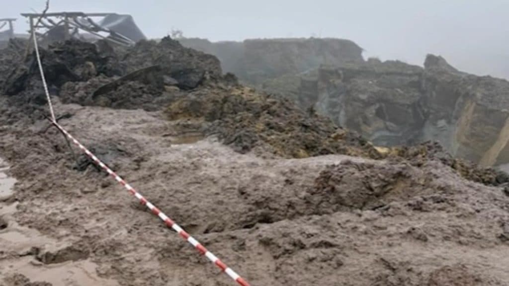 Alunecare de teren la mina Rovinari din cauza precipitațiilor intense: transportul cărbunelui a fost afectat