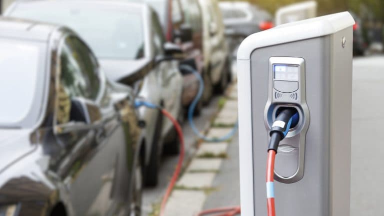 Descoperă cele mai accesibile locuri pentru încărcarea mașinii electrice în Europa: România, surprinzător de scumpă în comparație cu Spania și Croația
