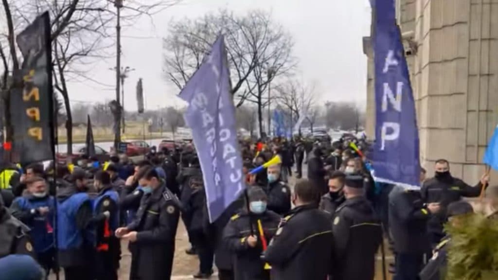 „Angajații din penitenciare îi transmit lui Bolojan: ‘Fără polițiști în funcție, sistemul va cunoaște un colaps total’.”