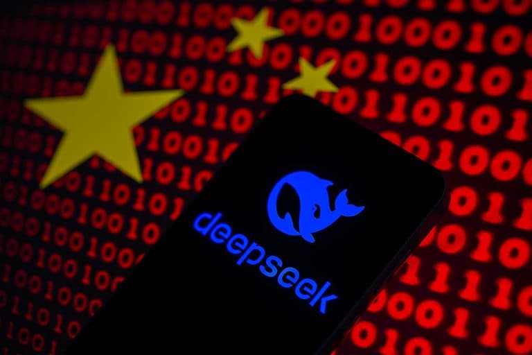 Anthropic acuză laboratoarele de inteligență artificială din China că exploatează Claude, în timp ce SUA discută despre exporturile de cipuri pentru AI