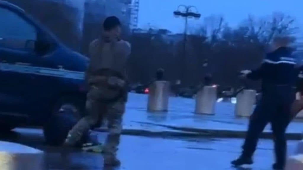 Incident violent la Arcul de Triumf din Paris: individ înarmat cu un cuțit, neutralizat de forțele de ordine. Autoritățile antiteroriste au demarat o investigație