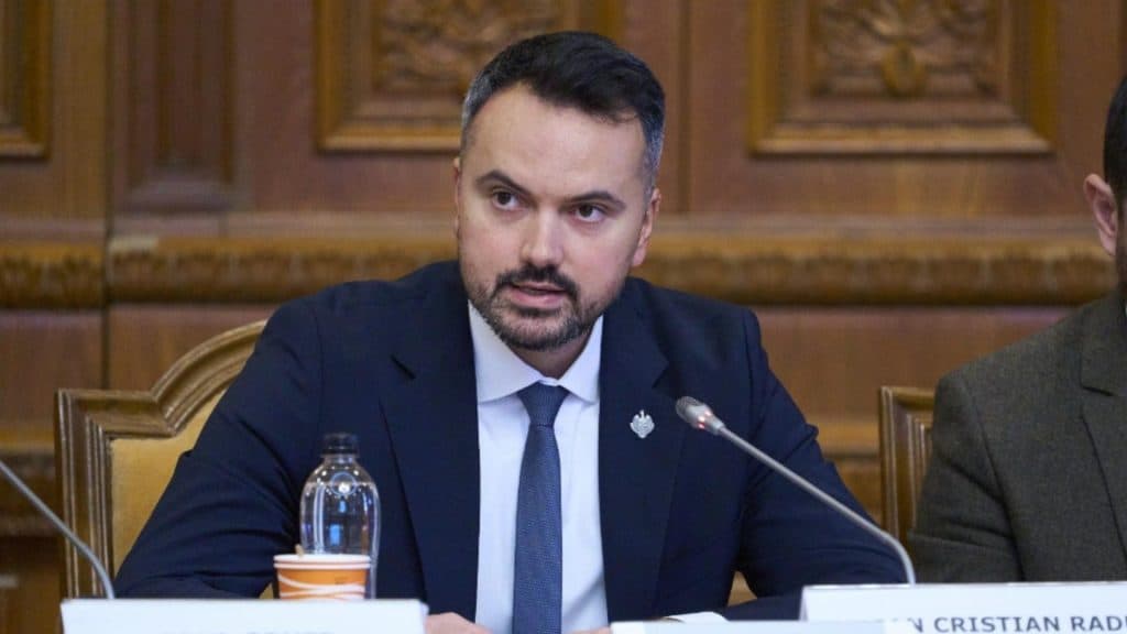 AUR solicită demiterea președintelui în urma neregulilor din campanie, iar deputatul Fabian Radu afirmă: „Sunt numeroase îndoieli cu privire la onestitatea sa.”