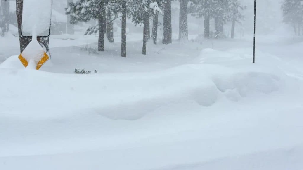 Avalanșă catastrofală în apropierea Lacului Tahoe: Zece schiori dispăruți, o salvare în plină furtună de iarnă