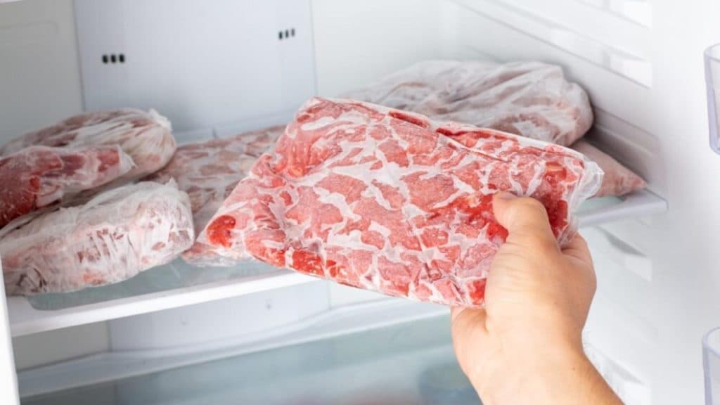 Atenție, consumatori! Descoperiți adevărul despre carnea stocată în congelator