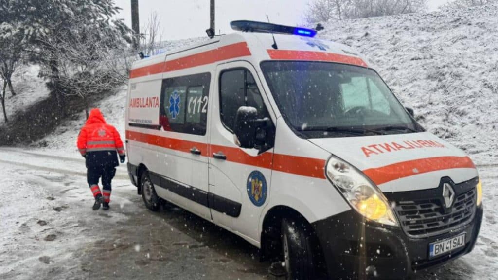 Bărbat de 48 de ani, rănit în urma unei căderi de 15 metri într-o carieră abandonată din Măgura Ilvei, transportat de urgență la spital