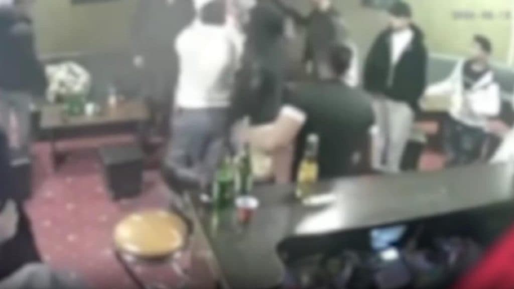 Scenă de acțiune într-un bar, în ziua aniversării primarului: Trei bărbați spitalizați cu răni craniene