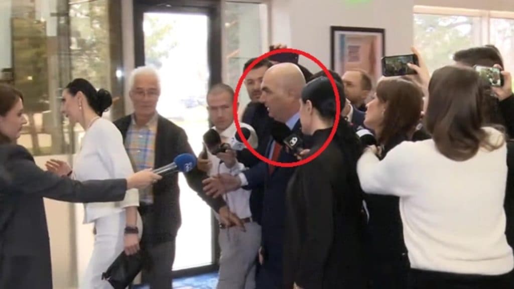 Bolojan se ascunde din nou de jurnaliști, în mijlocul controverselor legate de impozite și pensii
