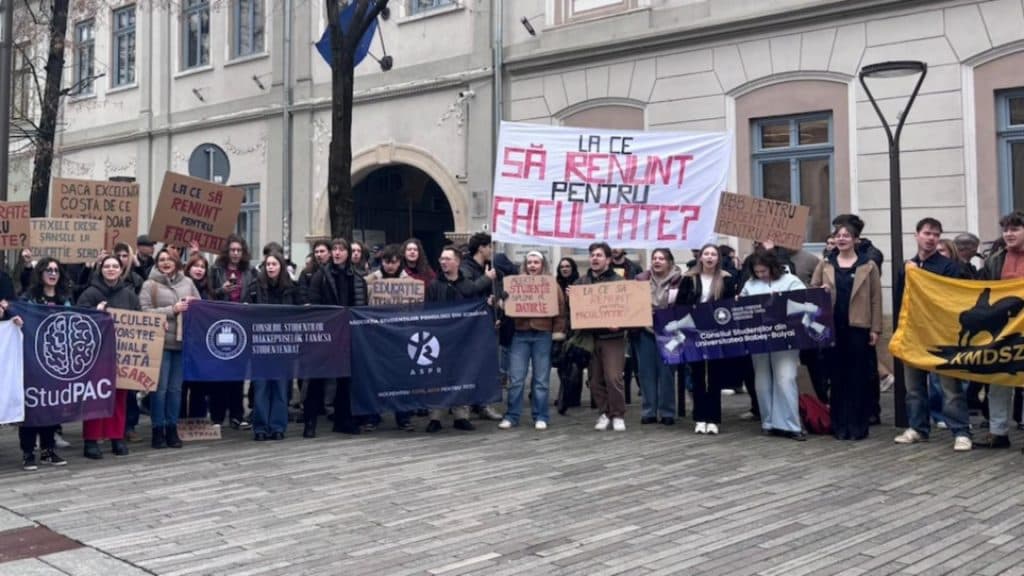Bolojan mobilizează studenții de la UBB Cluj: Tinerii protestează împotriva creșterii taxelor – „Diplomă pe credit!”