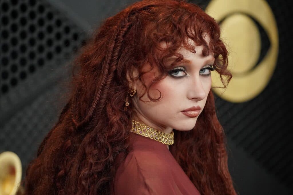 Cântăreața Chappell Roan a strălucit la Premiile Grammy 2026 cu un tatuaj inedit, inspirat din arta goblenurilor