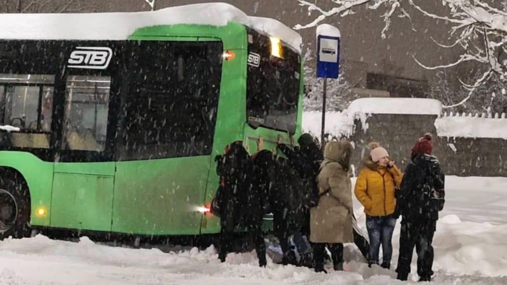 Bucureștiul, acoperit de zăpadă și promisiuni neîmplinite. Cine poartă răspunderea pentru blocajul orașului în vreme de Cod Roșu?