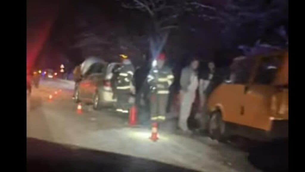 Accident spectaculos pe DN71 din cauza ninsoarei: patru mașini, trei persoane rănite și intervenția medicilor