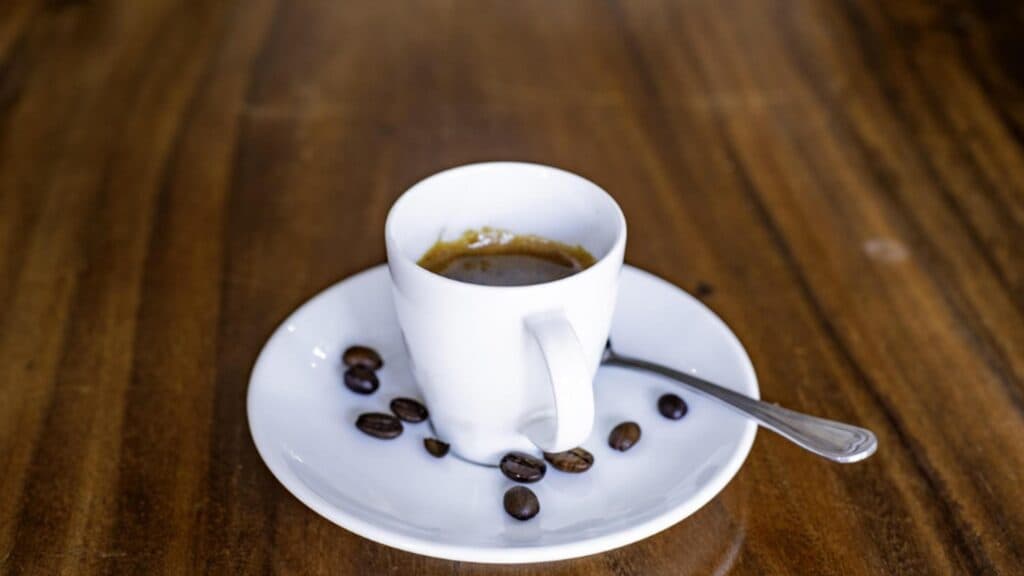 Câtă cafea ar trebui să consumăm zilnic și ce riscuri apar la depășirea acestei limite?