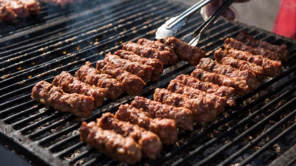 Ce tipuri de mici sunt ideale pentru grătar? Sfaturile Mihaelei Bilic pentru a alege cele mai delicioase și ușor de digerat