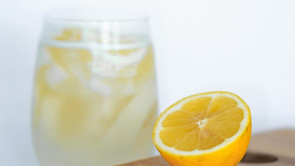 Rețeta ideală de limoncello pe care o poți prepara acasă – Savurează aroma verii italiene