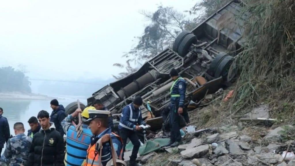 Tragedie în Nepal: Un autobuz căzut în râul Trishuli a dus la moartea a peste 19 persoane