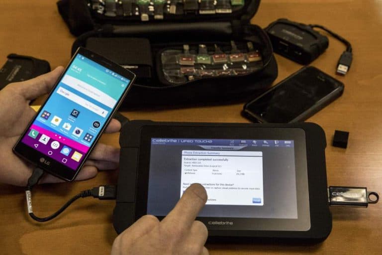 Cellebrite suspendă serviciile în Serbia din cauza utilizării abuzive a instrumentelor de deblocare a telefoanelor. De ce nu și în alte țări?