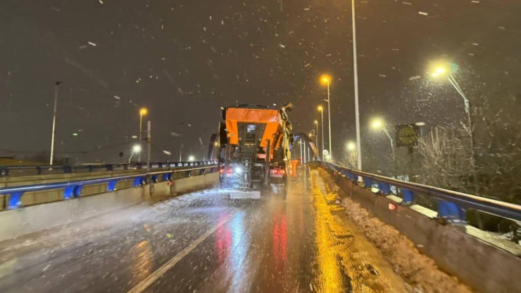 Ciprian Ciucu monitorizează deszăpezirea din sectoare. Aproape 400 de utilaje au fost mobilizate pe străzi