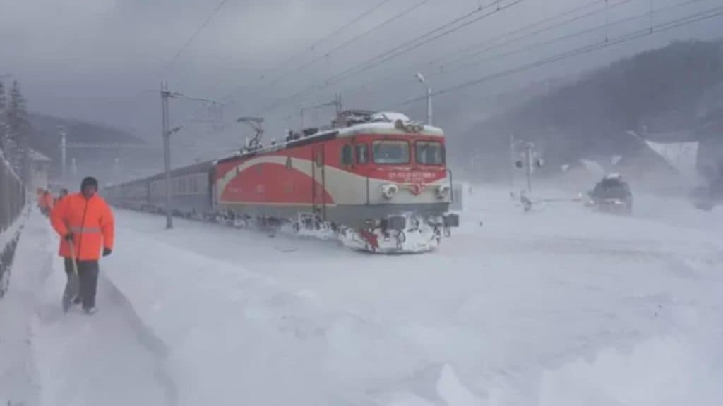 Viscolul paralizează trenurile: călătorii rămân blocați în vagoane cu întârzieri de peste trei ore
