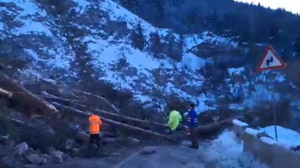 Transalpina din județul Alba este complet închisă din cauza unei alunecări de teren impresionante