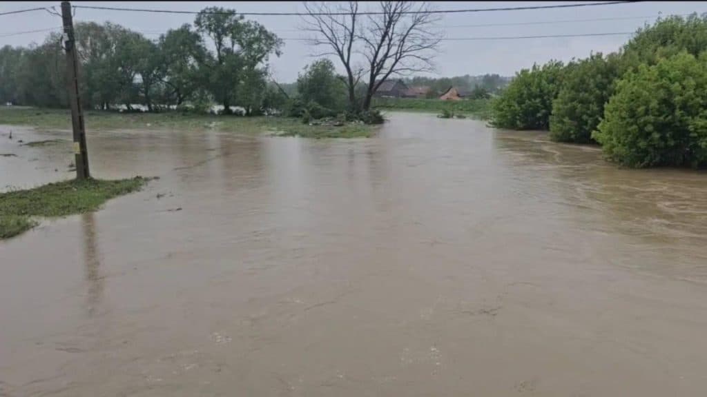 Alertă maximă de inundații în Prahova și Buzău: zeci de locuințe sub ape