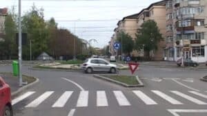 Codul Rutier 2026: Ghidul Esențial pentru Semnalizarea Corectă a Șoferilor în Sensul Giratoriu
