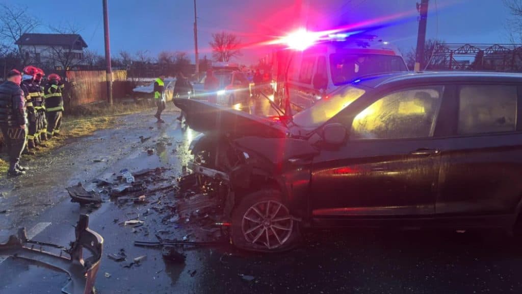 Accident rutier în Galați: Mai multe persoane rănite după ce un automobil a pătruns pe contrasens