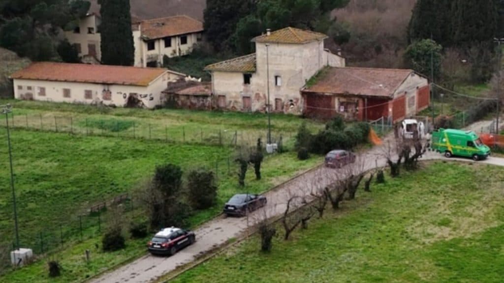 Crimă terifiantă în apropierea Florenței: o femeie fără adăpost, victimă a unei violențe extreme. Suspectul a fost reținut sub escortă