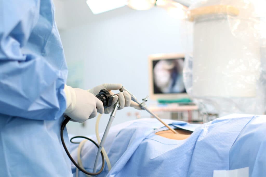 Transformarea chirurgiei ginecologice prin laparoscopie: Dr. Răzvan Fodoroiu dezvăluie avantajele pentru femei