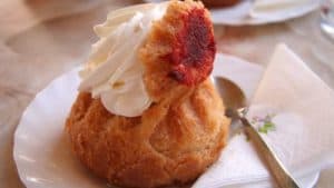 Descoperă rețeta surprinzătoare pentru savarine delicioase, cu doar o lingură de făină