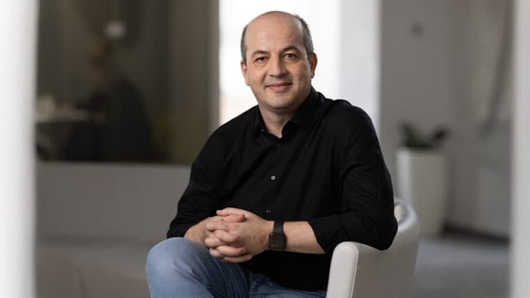 De ce unii angajați aleg să rămână ani de zile în aceeași firmă, într-o lume profesională în continuă schimbare?