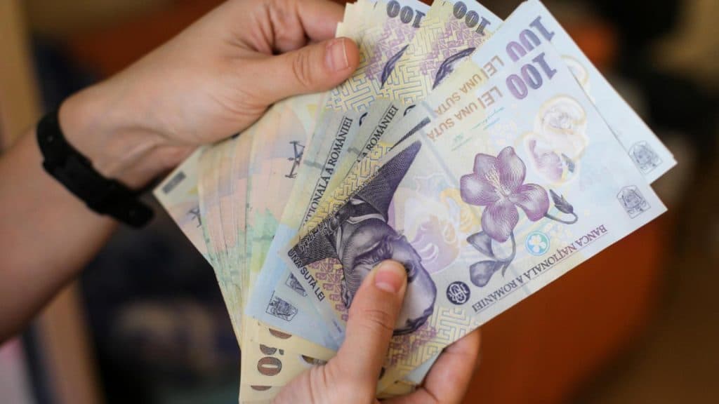 De ce tot mai mulți experți susțin avantajele plății în numerar: riscurile ascunse ale tranzacțiilor digitale