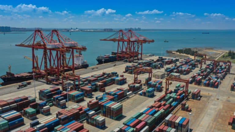 Deficitul comercial al României se diminuează la 32,7 miliarde de euro în 2025, grație unei creșteri accelerate a exporturilor față de importuri