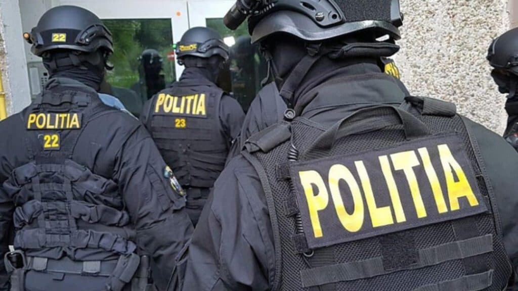 Percheziții în Timiș după crima cutremurătoare din Cenei: descoperiri de droguri și arme efectuate de anchetatori. Cinci suspecți, conduși la audieri