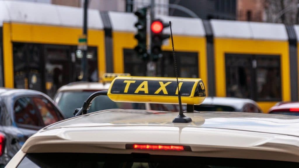 Descoperire uluitoare în inima Capitalei: un taximetrist a fost descoperit decedat în vehiculul său de lucru