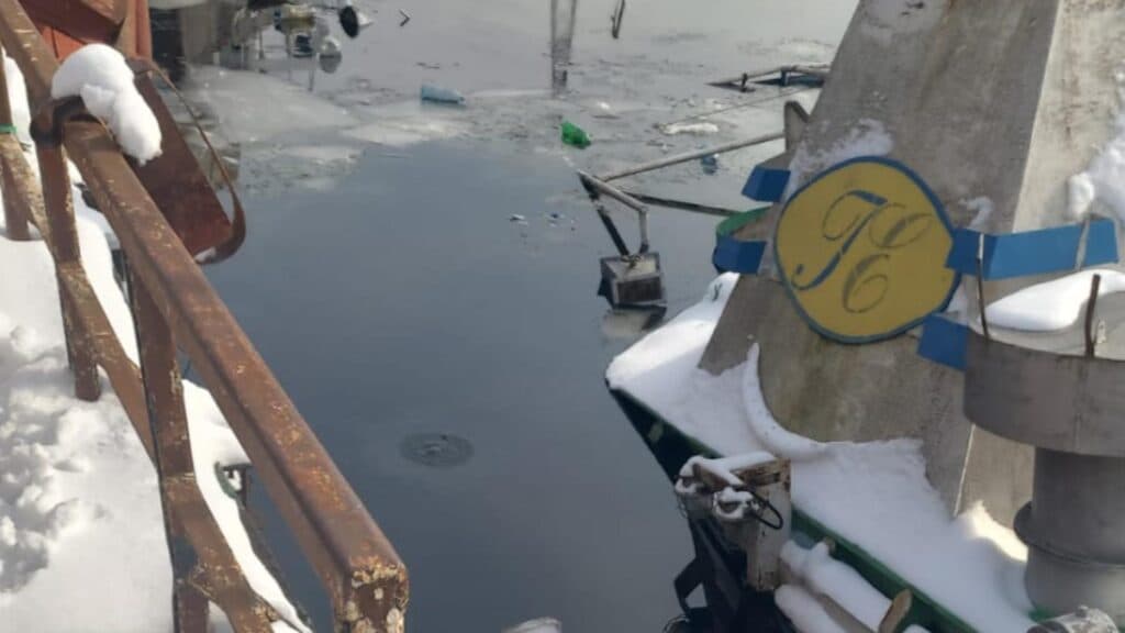 Catastrofă ecologică pe Dunăre: O navă cu cargou de produse petroliere s-a scufundat în apropierea Plajei Vechi din Giurgiu