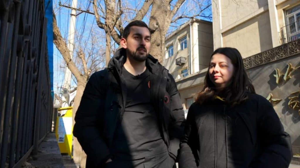 Doi influenceri români, capturați pe un aeroport din Rusia și condamnați la 50 de ani de exil în țară