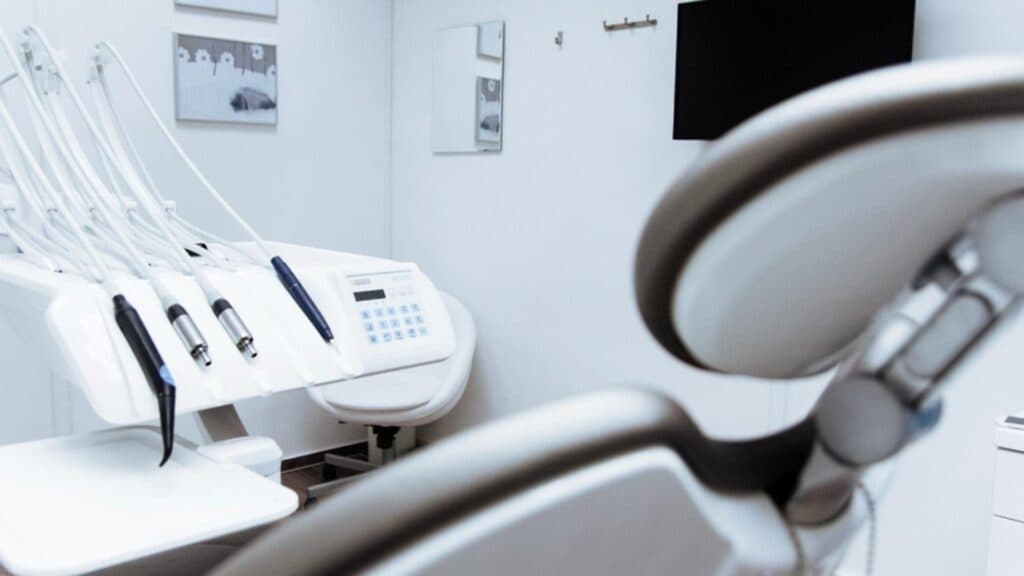 Doi dentiști italieni, încarcerați după extragerea a 11 dinți sănătoși de la o pacientă