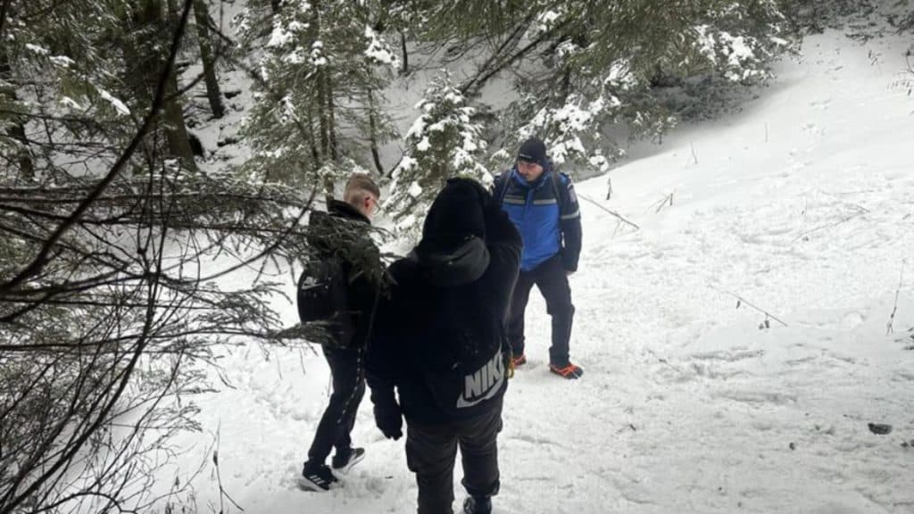 Doi adolescenți în adidași, opriți de forțele de ordine pe un traseu din Ceahlău