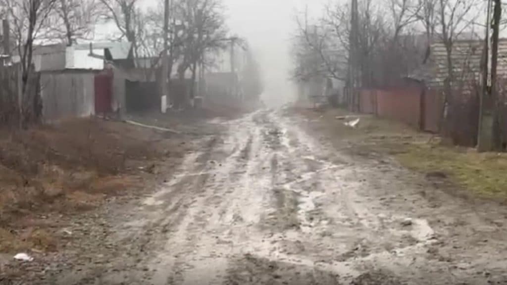 Drumurile asfaltate, o promisiune veche; cetățenii își pun în practică soluțiile și toarnă beton în fața locuințelor