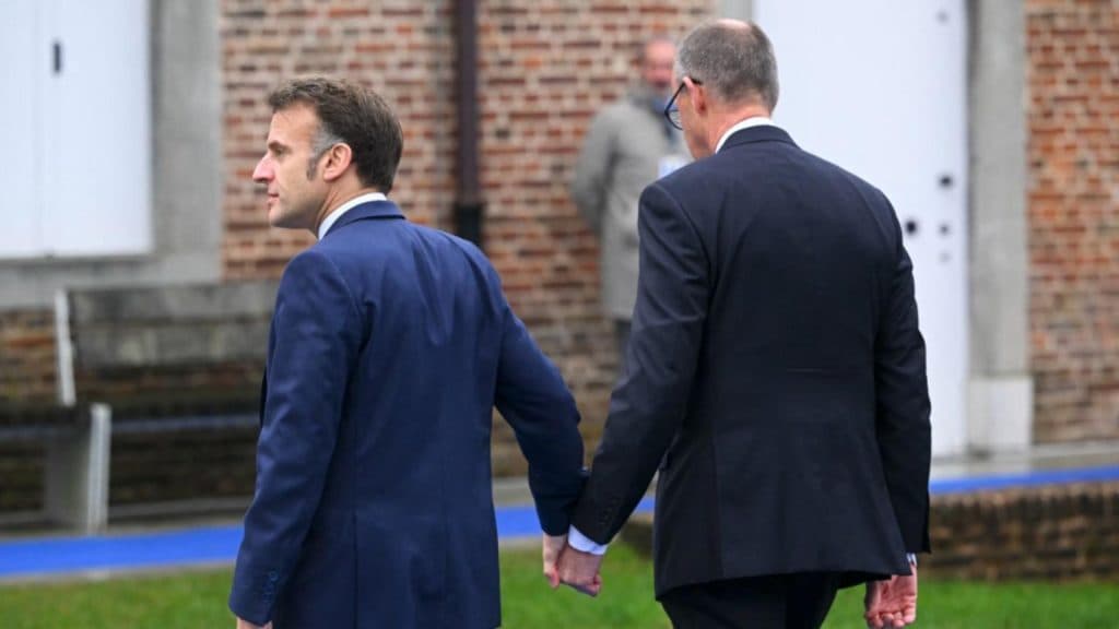 Emmanuel Macron și Friedrich Merz, o întâlnire surprinzătoare la summitul informal: solidaritate demonstrată în ciuda provocărilor economice, cu mâinile unite