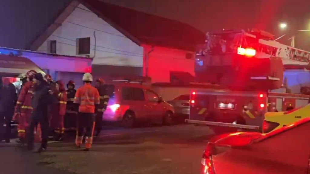 Deflagrație într-un imobil din Chitila: 40 de locatari evacuați, iar două persoane suferă arsuri