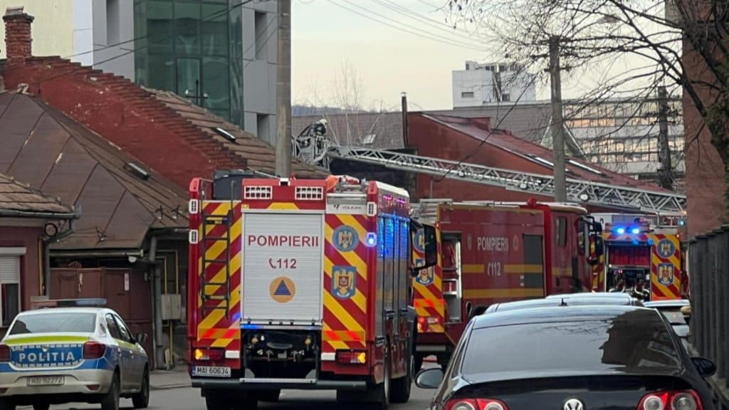 Foc și alarmă în Cluj: O autoutilitară a fost mistuită de flăcări, iar un bloc a fost afectat