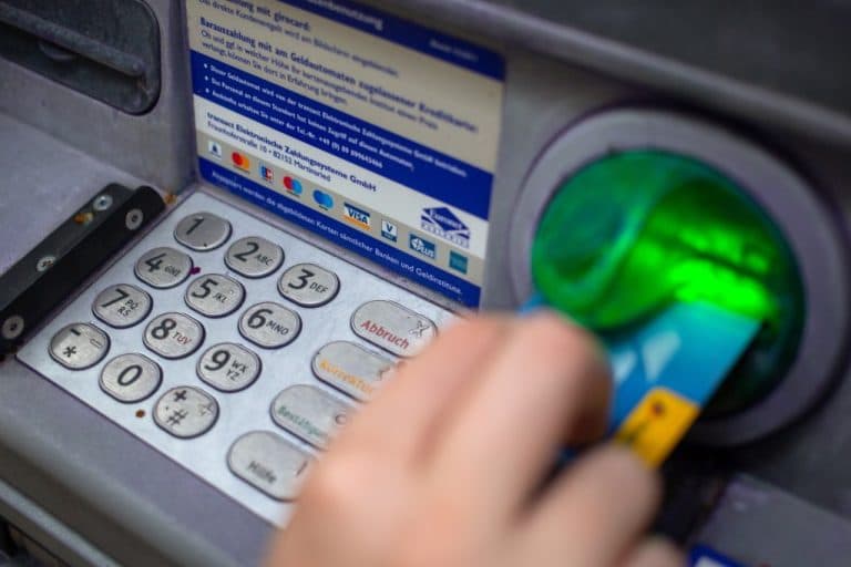 FBI avertizează: atacurile de tip „jackpotting” la bancomate cresc alarmant, aducând hackerilor câteva milioane de dolari furați