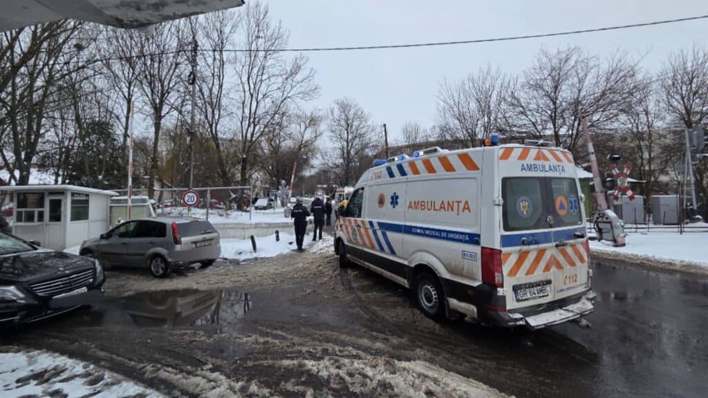 Femeie accidentată de tren în apropierea sediului Poliției Locale din Giurgiu: salvarea este în desfășurare
