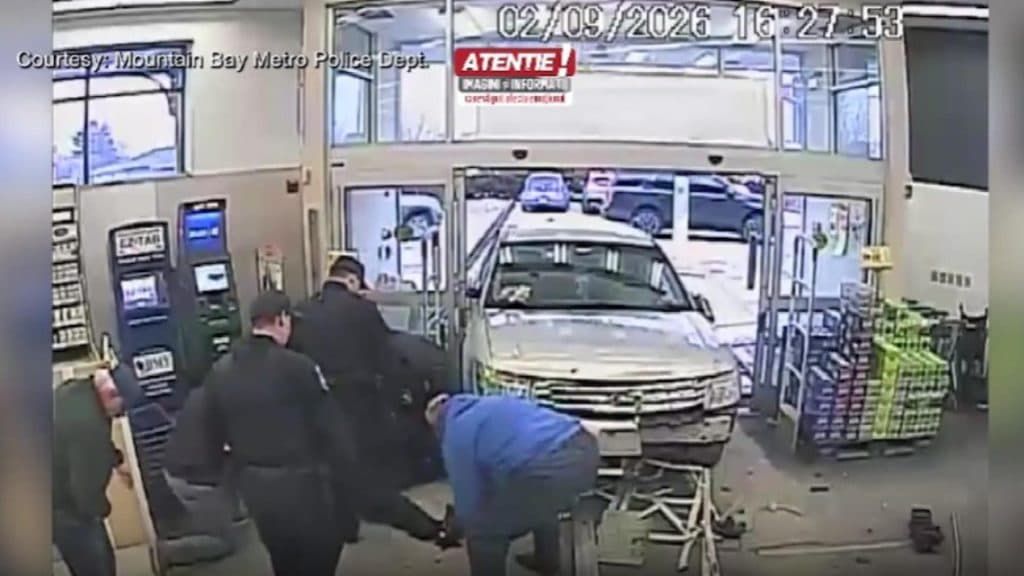O femeie a fost lovită de o mașină care a pătruns în magazin, iar o șoferiță de 70 de ani a pierdut controlul volanului