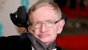 Imagine surprinzătoare cu Stephen Hawking pe șezlong, în compania a două tinere, găsită în arhivele lui Epstein. Numele celebrului om de știință a fost menționat de numeroase ori