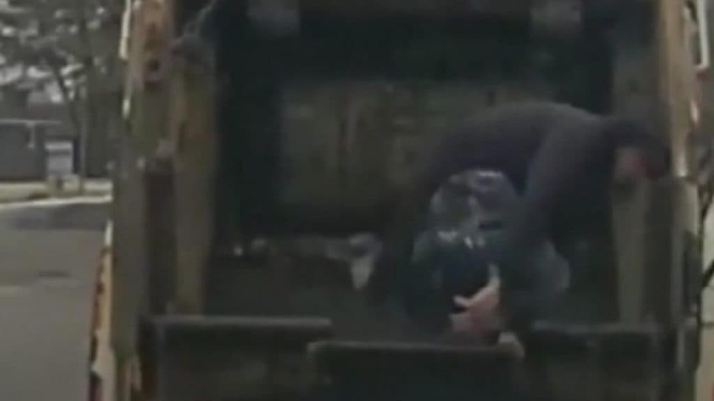 Capturarea unui fugar: descoperit după o săritură spectaculoasă din tomberon de către un muncitor de la salubritate